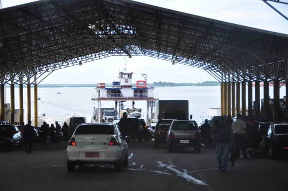 Chegando ao terminal da balsa para atravessar o rio Amazonas, em Manaus